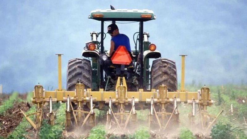 在农业机械化进程中，播种机作为基础农具，其成本构成主要包括以下几个方面：